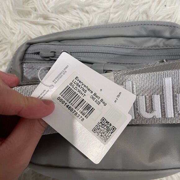 NWT lululemon everywhere belt bag silver drop white wordmark extended strap - Picture 4 of 5